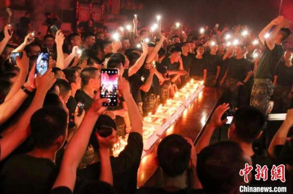 武警福建总队机动支队多种形式欢度假期