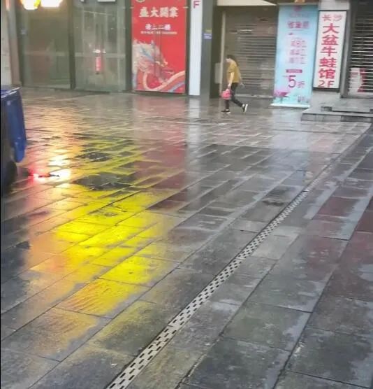 网络博主通宵蹲守揭密长沙街头“变魔术”真相……