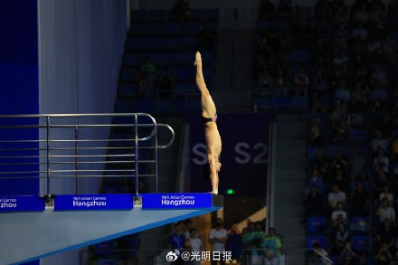 杨昊跳水男子10米跳台夺金