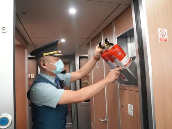 跨境列车上,3名列车长护航这个黄金周! 跨境列车上,3名列车长护航这个黄金周!