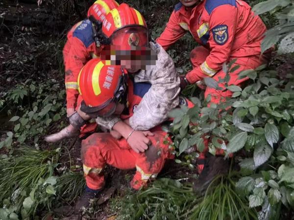 游客爬泰山被消防员担架抬下山 网友:青春没有售价,山上抬你山下 游客爬泰山被消防员担架抬下山 网友:青春没有售价,山上抬你山下