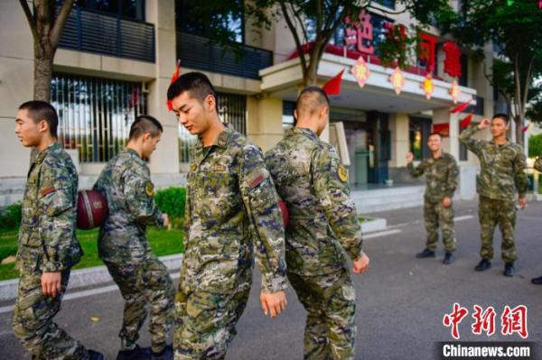 武警福建总队机动支队多种形式欢度假期