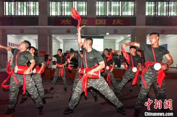 武警福建总队机动支队多种形式欢度假期