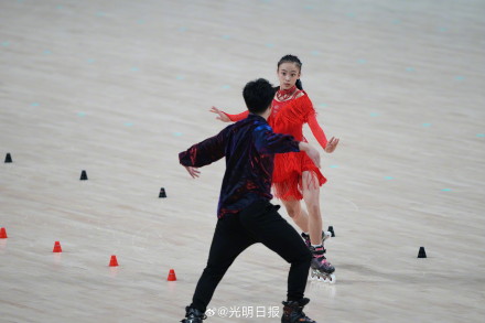 中国组合夺轮滑男女双人花式绕桩冠军 中国组合夺轮滑男女双人花式绕桩冠军