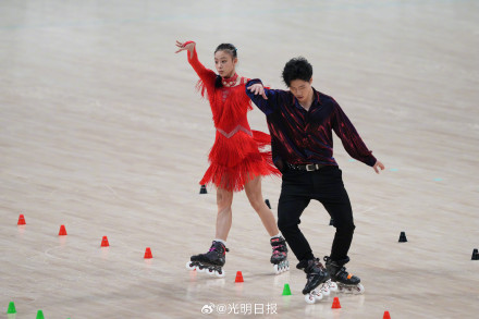 中国组合夺轮滑男女双人花式绕桩冠军 中国组合夺轮滑男女双人花式绕桩冠军
