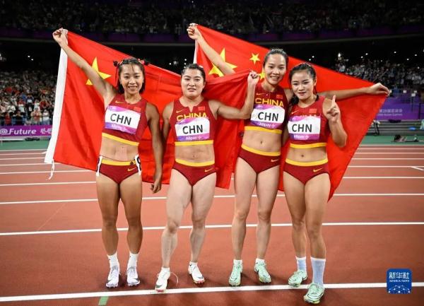 看！这是中国女飞人的腿！