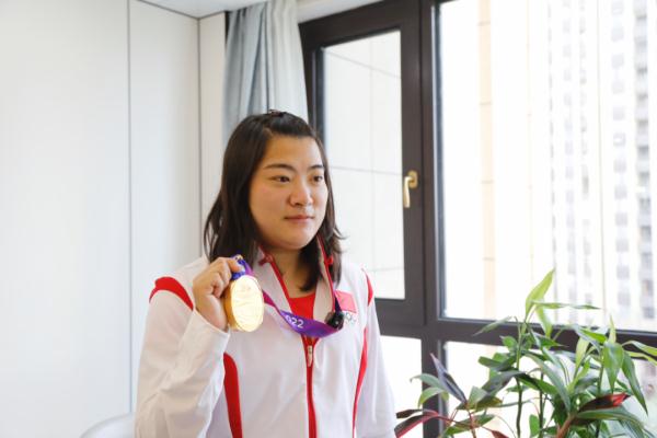 看！这是中国女飞人的腿！