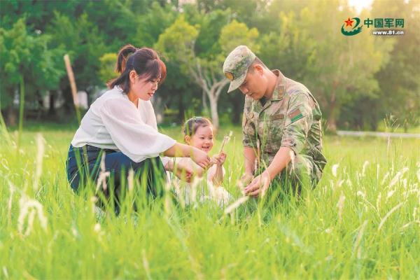节日暖意融融，浓浓的家国情在军营涌动