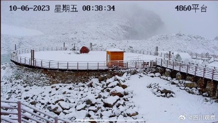 阿坝州达古冰川景区迎来降雪