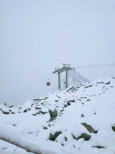 阿坝州达古冰川景区迎来降雪
