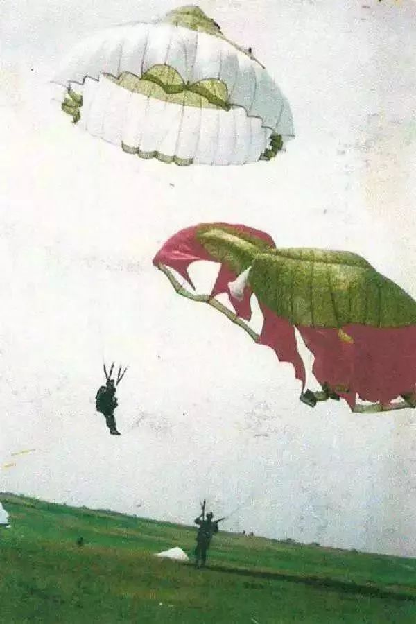 穿着一双15元的鞋，她捐了1000万