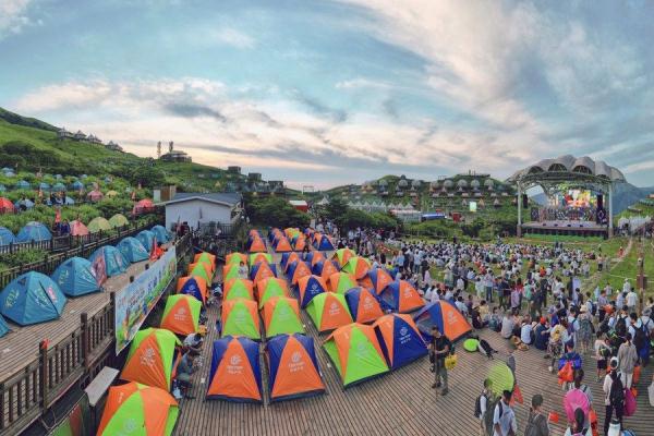 “露营+”释放中国文旅消费新动能 “露营+”释放中国文旅消费新动能