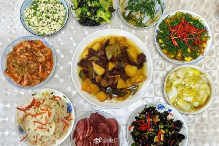 父母给返程儿子后备箱塞了个菜市场