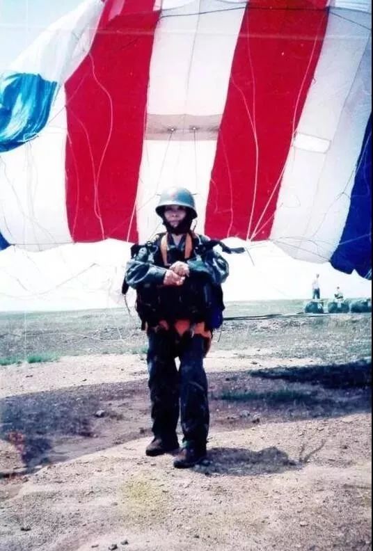 穿着一双15元的鞋，她捐了1000万