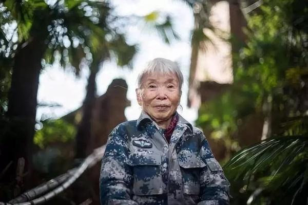 穿着一双15元的鞋，她捐了1000万