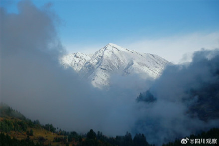 阿坝州达古冰川景区迎来降雪