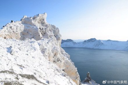 今天全国最低气温在吉林天池，那里已经是冰雕玉琢的世界了