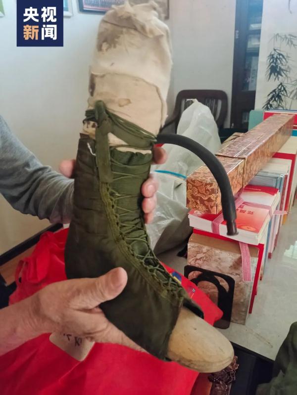 穿着一双15元的鞋，她捐了1000万