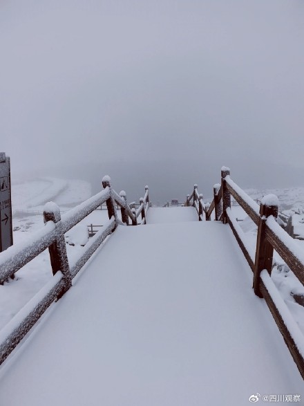 阿坝州达古冰川景区迎来降雪