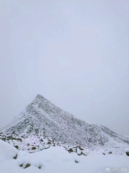 阿坝州达古冰川景区迎来降雪