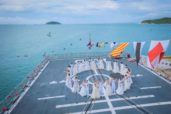 国庆婚礼天花板!网友:这是我见过排量最大的"婚车" 国庆婚礼天花板!网友:这是我见过排量最大的"婚车"