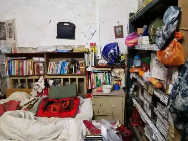 穿着一双15元的鞋，她捐了1000万