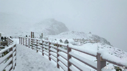 阿坝州达古冰川景区迎来降雪