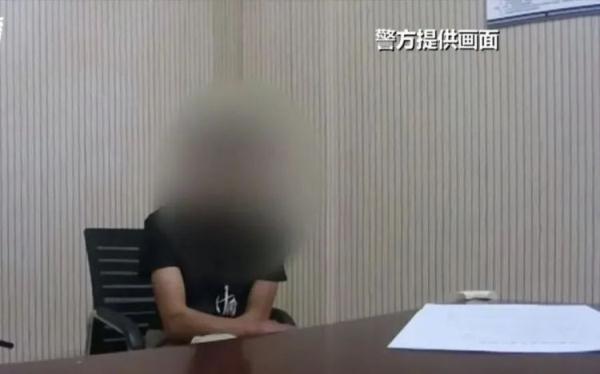 “厕所抽个烟，咋啦？”行拘！