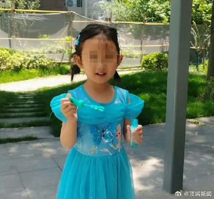 上海警方通报4岁女童失踪：疑似在水边摔倒后消失在海浪中