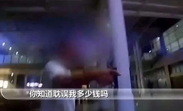 “厕所抽个烟，咋啦？”行拘！