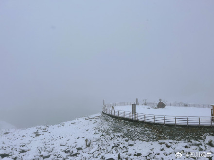 阿坝州达古冰川景区迎来降雪