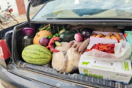 父母给返程儿子后备箱塞了个菜市场