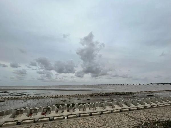 疑似上海4岁女童失踪前画面曝光，消失地贴有“下水危险”告示！