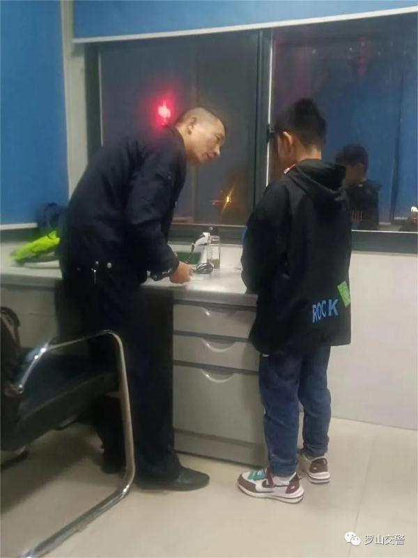 罗山交警劝助迷路小孩回家