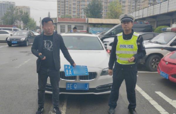 胆忒大！男子无证+套牌+脱审=罚款+拘留！