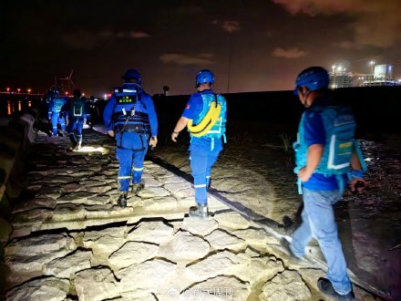 上海蓝天救援队加入4岁女童海滩搜救行动，目前仍未发现女童踪迹