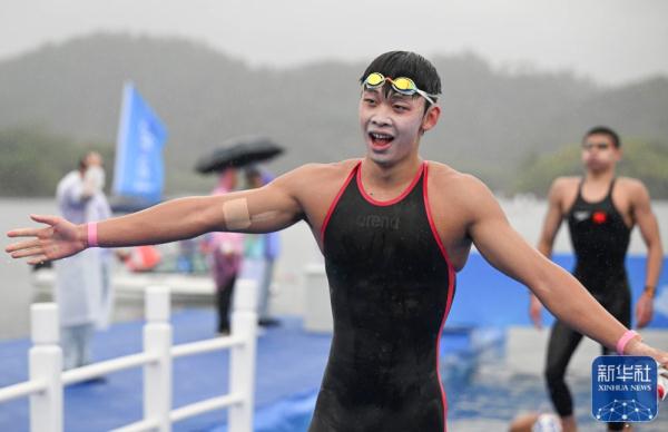 杭州亚运会丨中国选手包揽马拉松游泳男子10公里冠亚军