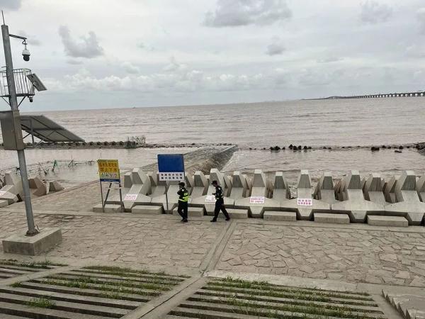 疑似上海4岁女童失踪前画面曝光，消失地贴有“下水危险”告示！