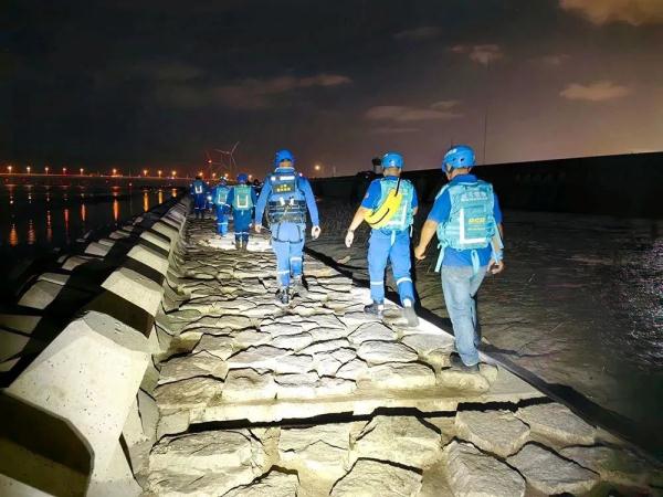 疑似上海4岁女童失踪前画面曝光，消失地贴有“下水危险”告示！