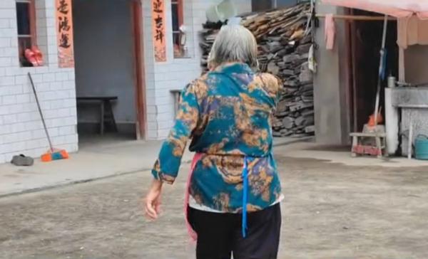 装不下，根本装不下！返程后备箱“塞了个菜市场”