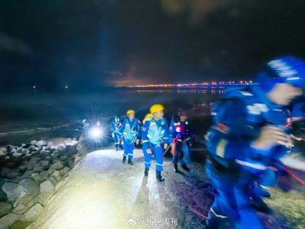 上海蓝天救援队加入4岁女童海滩搜救行动，目前仍未发现女童踪迹