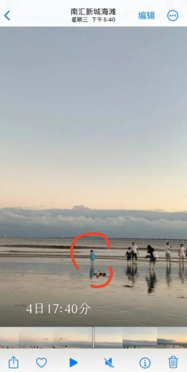 疑似上海4岁女童失踪前画面曝光，消失地贴有“下水危险”告示！