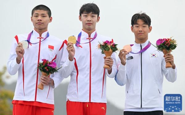 杭州亚运会丨中国选手包揽马拉松游泳男子10公里冠亚军