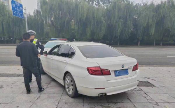 胆忒大！男子无证+套牌+脱审=罚款+拘留！
