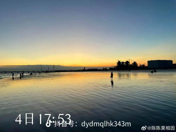 疑似上海4岁女童失踪前画面曝光，消失地贴有“下水危险”告示！