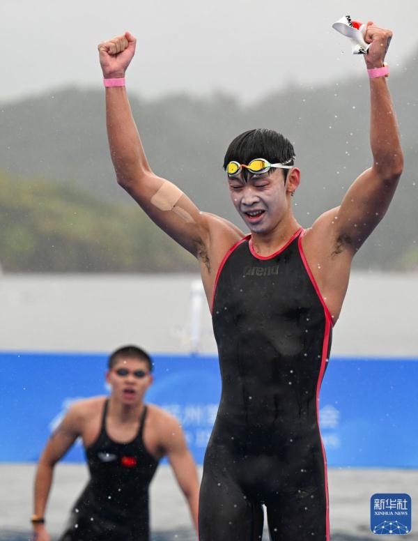 杭州亚运会丨中国选手包揽马拉松游泳男子10公里冠亚军