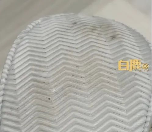 上海一酒店拖鞋上有虫子和头发？酒店这样回应，网友表示不能接受