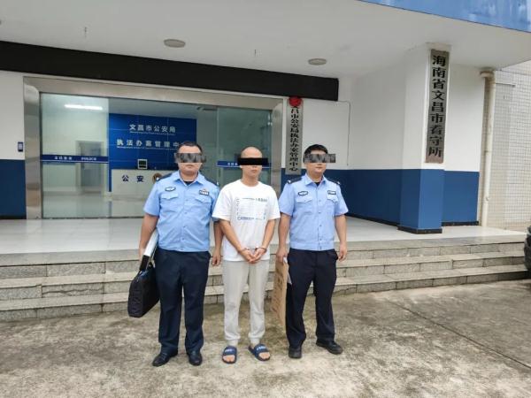 海南警方成功侦破新型成瘾性毒品案！查扣涉案电子烟214个，查获烟油636克→