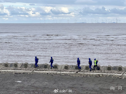 上海蓝天救援队队员称搜救从未停止