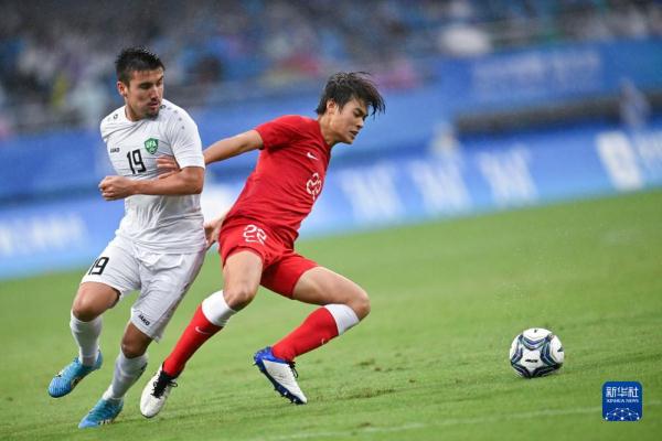 足球——男子组：乌兹别克斯坦队获铜牌